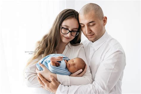 Ilustrácia zobrazujúca rodinu s novorodencom