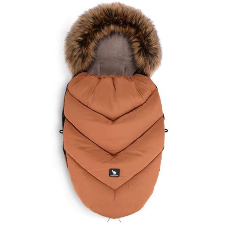 Detaily fusaku - zips, kožušina, sťahovanie