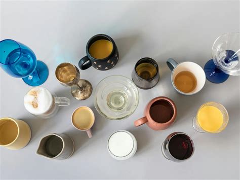 Deti pijúce vodu z rôznych typov pohárov