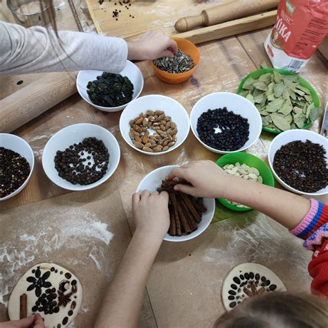 Dieťa hrajúce sa s prírodnými materiálmi