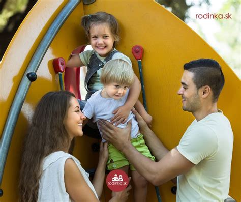 Ilustrácia rodiča kričiaceho na dieťa na ihrisku