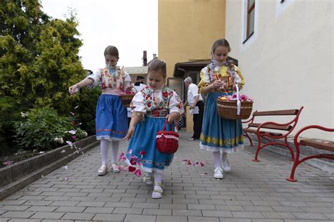Deti v krojoch tancujúce ľudový tanec
