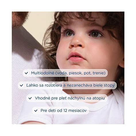 Dieťa pozerá na tablet