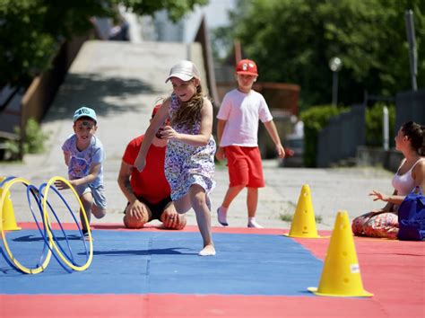 Dieťa hrá aktívne hry vonku
