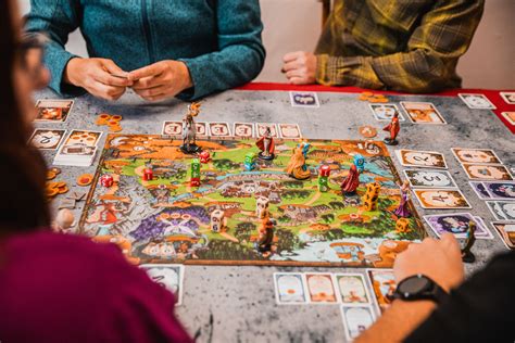 Rodina hrá spoločenskú hru