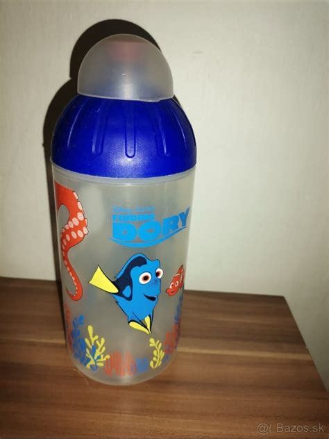detská fľaša s vodou na stole