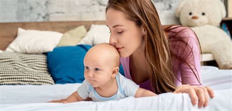 Dieťa v polohe na štyroch, ako lozí