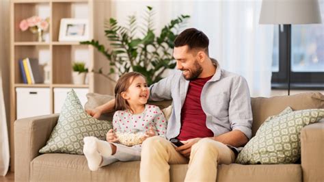 Obrázok rodiča, ktorý sa hrá s dieťaťom v novej škôlke