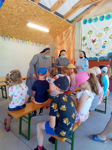 Deti pri výchovnej aktivite v reedukačnom centre