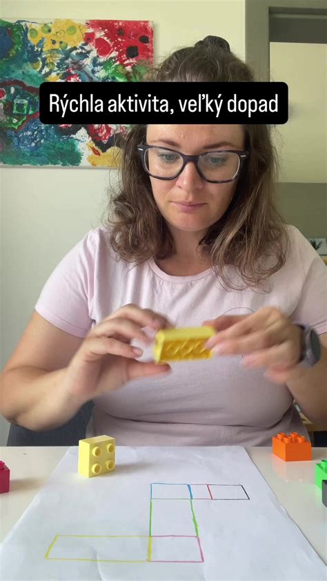 Deti triediace kocky podľa farieb a tvarov