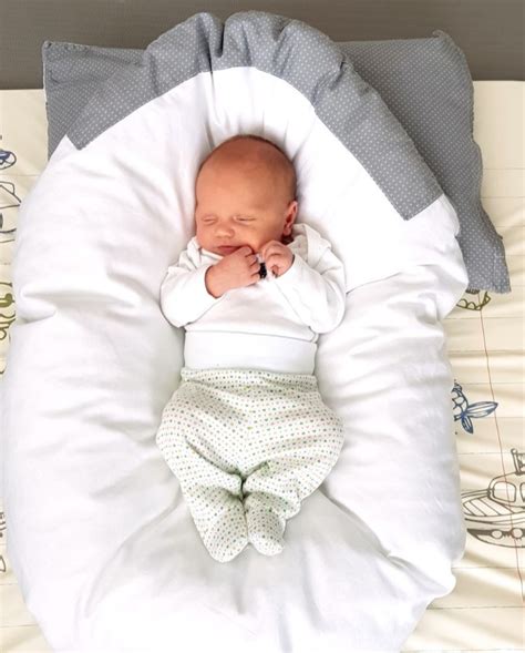 Matka dojčiaca bábätko v rôznych polohách