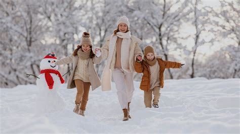 Deti v teplom oblečení na zimnej prechádzke