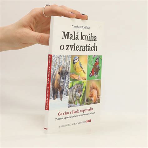 Dieťa sleduje dokumentárny film o zvieratách