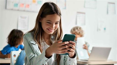 Dieťa s mobilom v ruke, ktoré pracuje online
