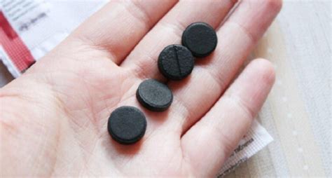 Schéma adsorpcie toxínov a plynov na povrch aktívneho uhlia