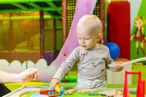 Dieťa ukazujúce prsty