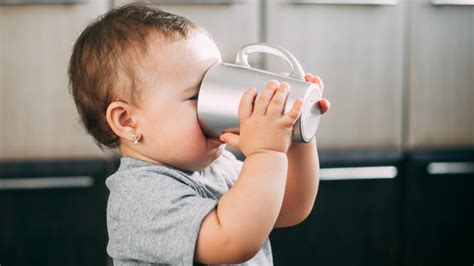 Dieťa pijúce z pohára