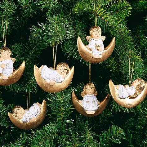 Detail zlatých krídel na kočiari