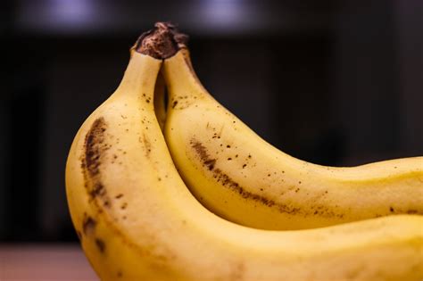Dieťa pomáha rodičom pri nákupe a počíta ovocie