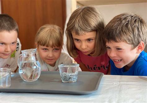 Montessori trieda s deťmi pracujúcimi s rôznymi materiálmi