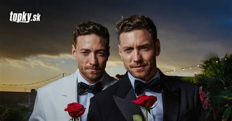 Otecko hojdá dieťa