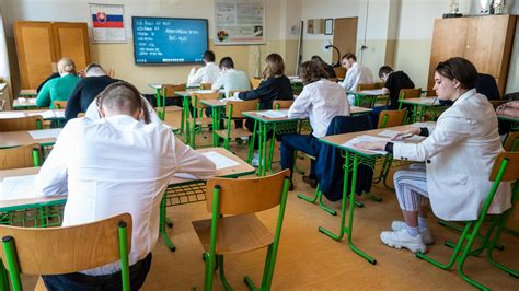 Študenti píšu skúšku