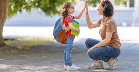 Dieťa s upchatým nosom a rodič s odsávačkou