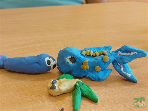 Dieťa modeluje zvieratko z farebnej plastelíny