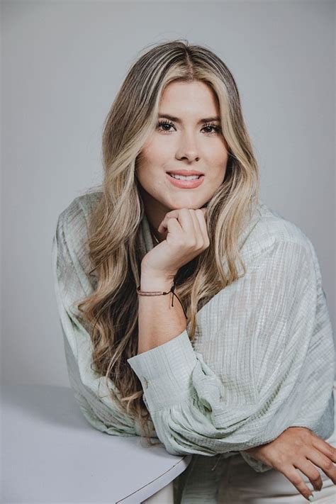 žena držiac fotografie