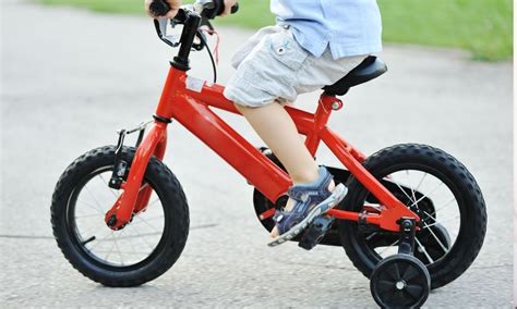 Dieťa jazdí na bicykli bez pomocných koliesok