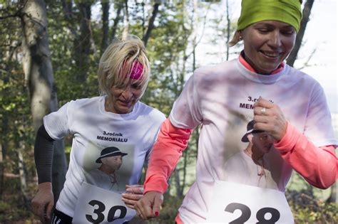 Človek behá v parku