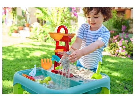 Dieťa sa hrá s vodou a hračkami