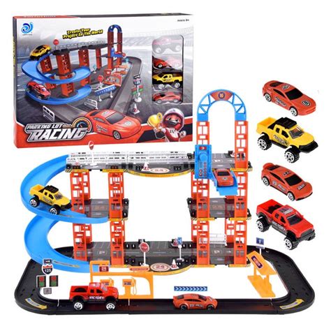 dieťa hrá sa s autíčkami