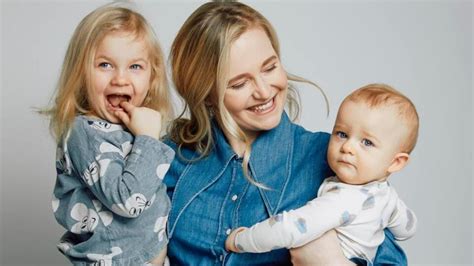 rodič kúpe sa s dieťaťom