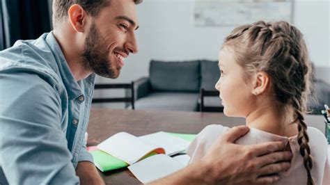 Rodič rozpráva s dieťaťom o nevhodných slovách