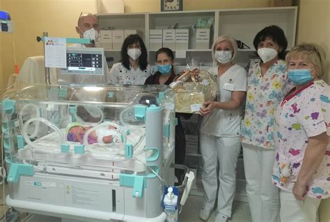 Novorodenec s lekárom pri prvom vyšetrení