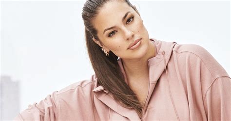 Modelka Ashley Graham počas akupunktúry