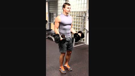 Žena robí bicepsové zdvihy s jednoručkami