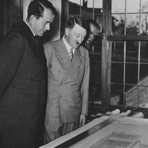 Albert Speer a Hitler pri prezeraní plánov novej ríšskej kancelárie