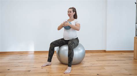 Ilustrácia ženy cvičiacej v tehotenstve