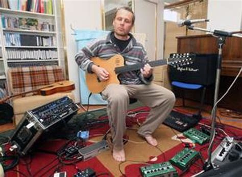 Andrej Šeban hrajúci na gitare