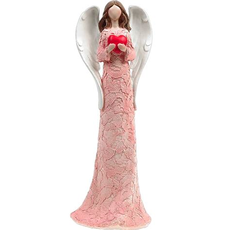 Drevená soška anjela s srdcom