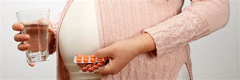 Ilustrácia žien užívajúcich lieky počas tehotenstva