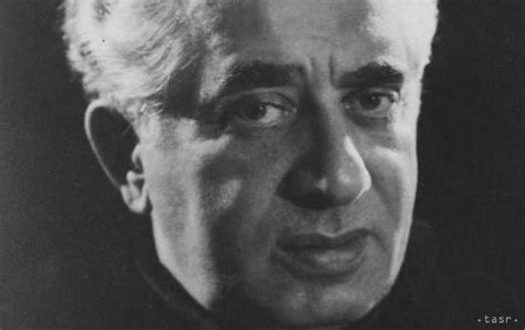 Aram Chačaturjan dirigujúci orchester
