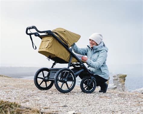 Rodina behajúca s kočíkom Thule Urban Glide 2