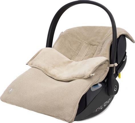 Obrázok autosedačky pripnutej na podvozok kočíka