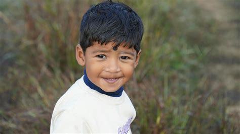 Deti pozerajúce fotografie z výletu