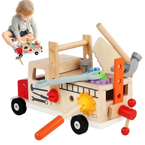 Deti hrajúce sa s drevenými hračkami