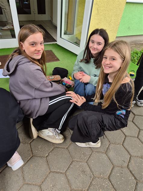 Obrázok bábätka s úsmevom, ktoré papá lyžičkou