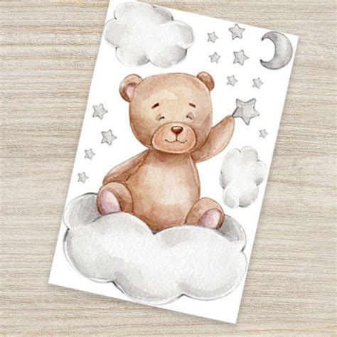 Detaily výšivky na doplnkoch Macko na obláčiku